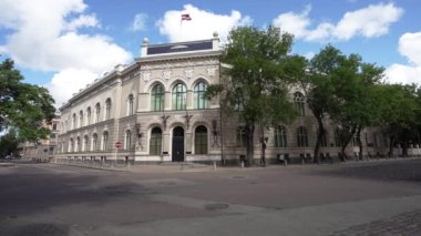 Riga, Letonya. Şehir merkezindeki Letonya Merkez Bankası binasının dış cephesinin 21 Ağustos 2021 tarihli görüntüsü