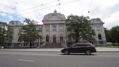 Riga, Letonya. Ağustos 2021 Riga Gettosunun ve şehir merkezindeki Letonya Soykırım Müzesinin giriş kapısı.