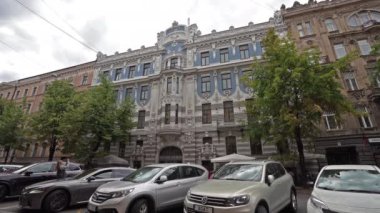 Riga, Letonya. Ağustos 2021 Riga Gettosunun ve şehir merkezindeki Letonya Soykırım Müzesinin giriş kapısı.