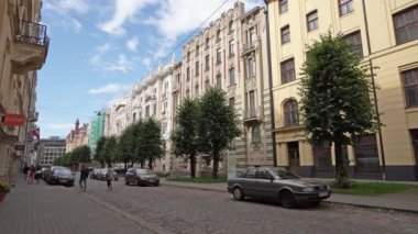Riga, Letonya. Ağustos 2021 Riga Gettosunun ve şehir merkezindeki Letonya Soykırım Müzesinin giriş kapısı.