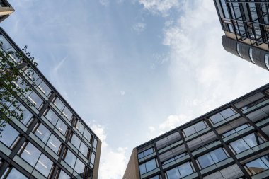 Oslo, Norveç. Eylül 2021 'de şehir merkezindeki modern binalar arasında gökyüzü manzarası