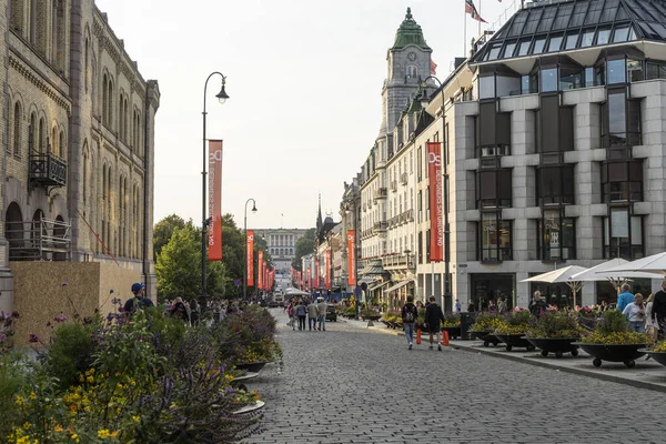 ノルウェーのオスロ 2021年9月市内中心部のカール ヨハン門を歩く人々の眺め — ストック写真