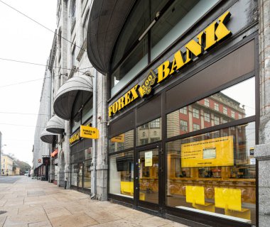 Oslo, Norveç. Eylül 2021. Şehir merkezindeki eski bankanın şubesi.