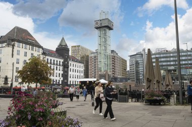 Oslo, Norveç. Eylül 2021. Şehir merkezindeki merkez tren istasyonunun önündeki meydanda saat kulesi.