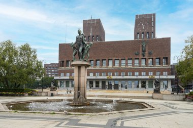 Oslo, Norveç. Eylül 2021. Şehir merkezindeki belediye binasının dış görüntüsü.
