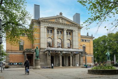 Oslo, Norveç. Eylül 2021, şehir merkezindeki Ulusal Tiyatro binasının dış görünüşü.