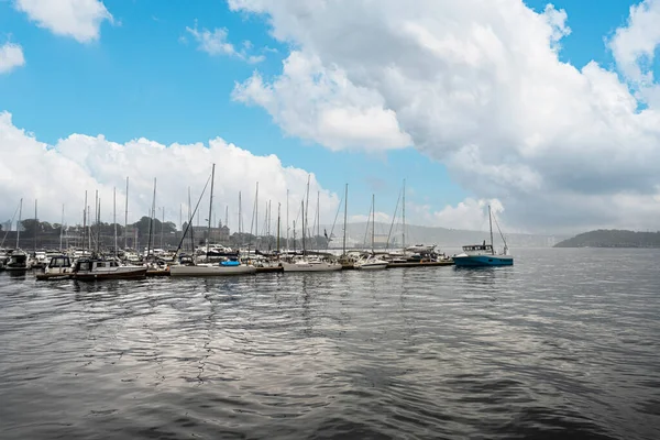 Oslo, Norveç. Eylül 2021 Oslo marinasındaki teknelerin manzarası.