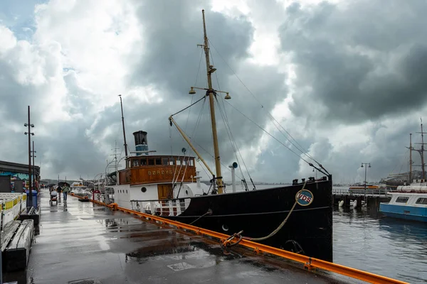 Oslo, Norveç. Eylül 2021 'de eski bir balıkçı teknesi şehrin limanına demir attı.