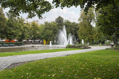 Oslo, Norveç. Eylül 2021 'de şehir merkezindeki Eidsvolls Meydanı' nın ortasındaki çeşme.