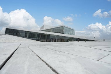 Oslo, Norveç. Eylül 2021 Oslo Opera Binası 'nın şehir merkezindeki panoramik manzarası