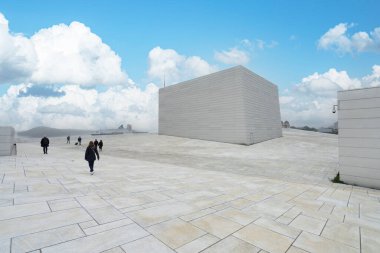 Oslo, Norveç. Eylül 2021 Oslo Opera Binası 'nın şehir merkezindeki panoramik manzarası