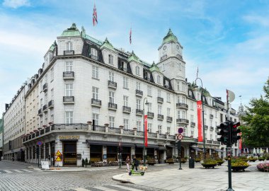 Oslo, Norveç. Eylül 2021, şehir merkezindeki Grand Hotel sarayının açık hava manzarası.
