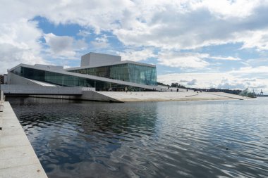 Oslo, Norveç. Eylül 2021 Oslo Opera Binası 'nın şehir merkezindeki panoramik manzarası