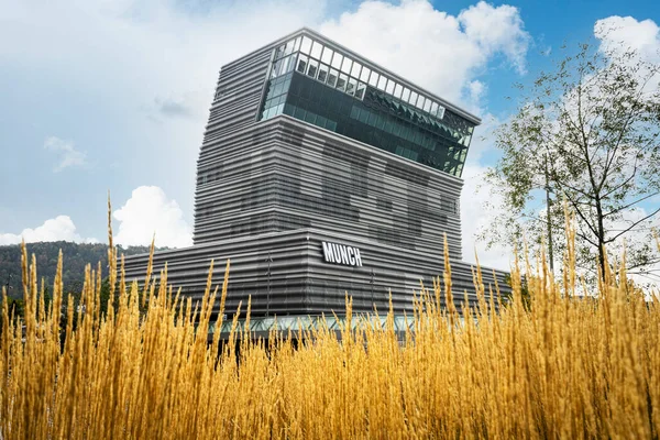 Oslo, Norveç. Eylül 2021. Şehir merkezindeki Edvard Munch Müzesi 'nin açık hava manzarası