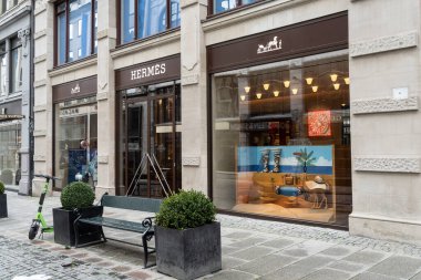 Oslo, Norveç. Eylül 2021 Hermes 'in şehir merkezindeki mağazasının vitrininde.