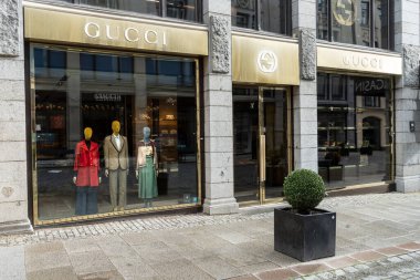 Oslo, Norveç. Eylül 2021 'de Gucci markası mağazasının vitrini şehir merkezindeki caddede.