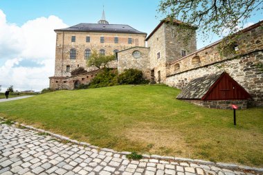 Oslo, Norveç. Eylül 2021. Şehir merkezindeki Akershus Kalesi 'nin panoramik manzarası