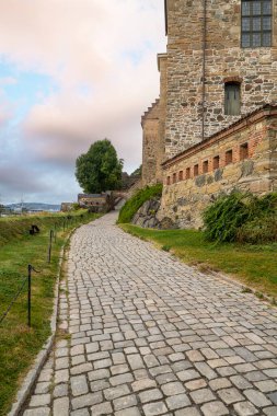 Oslo, Norveç. Eylül 2021. Şehir merkezindeki Akershus Kalesi 'nin panoramik manzarası