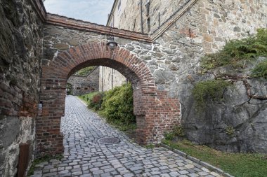 Oslo, Norveç. Eylül 2021. Şehir merkezindeki Akershus Kalesi 'nin panoramik manzarası