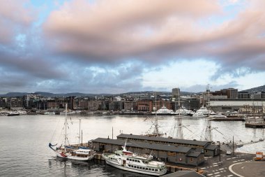 Oslo, Norveç. Eylül 2021 şehir limanının panoramik görüntüsü