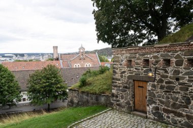Oslo, Norveç. Eylül 2021. Şehir merkezindeki Akershus Kalesi 'nin panoramik manzarası