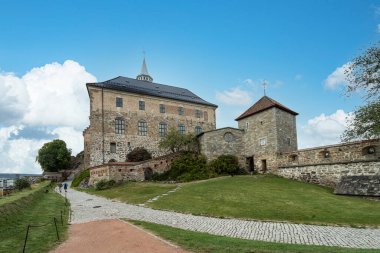 Oslo, Norveç. Eylül 2021. Şehir merkezindeki Akershus Kalesi 'nin panoramik manzarası