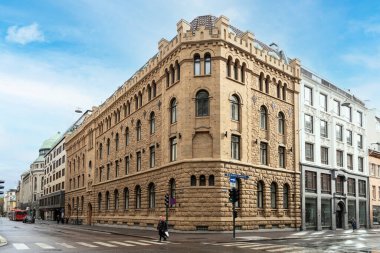 Oslo, Norveç. Eylül 2021, şehir merkezinin sokaklarındaki klasik binaların manzarası.