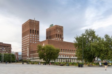 Oslo, Norveç. Eylül 2021. Şehir merkezindeki belediye binasının dış görüntüsü.