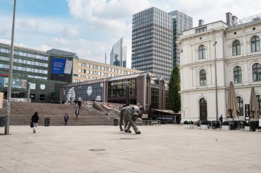 Oslo, Norveç. Eylül 2021 'de şehir merkezindeki merkez tren istasyonunun karşısındaki meydanın ortasında bulunan kaplan heykeli.