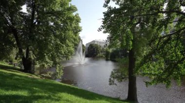 Riga, Letonya. Ağustos 2021 'de şehir merkezindeki bir parktaki gölette bir çeşme.