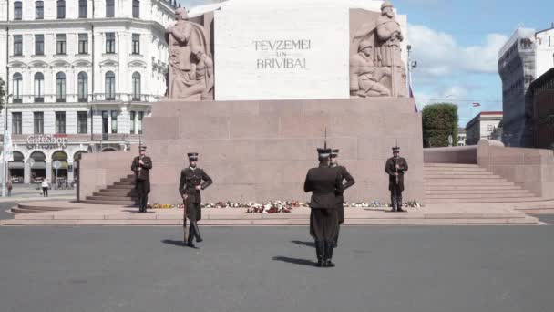 Рига Латвия Август 2021 Года Смена Караула Монумента Свободы Центре — стоковое видео