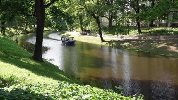 Utsikt Över Turist Båt Damm Riga Centrum Park — Stockvideo