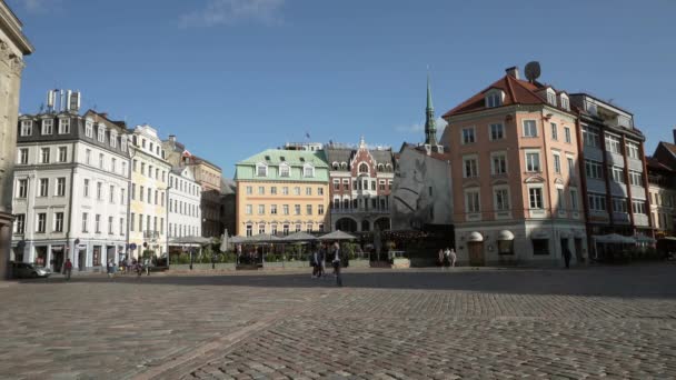 ラトビアのリガ 2021年8月街の歴史的中心部の広場を歩く人々の眺め — ストック動画