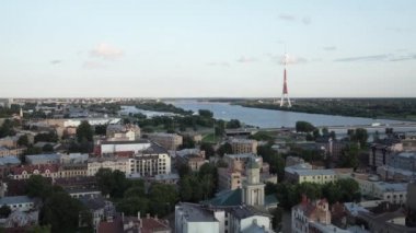 Riga, Letonya. Ağustos 2021. Letonya Bilim Akademisi 'nin tepesinden şehrin havadan görünüşü.