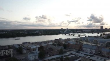 Riga, Letonya. Ağustos 2021. Letonya Bilim Akademisi 'nin tepesinden şehrin havadan görünüşü.