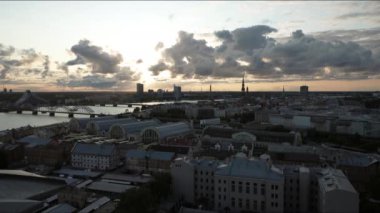 Riga, Letonya. Ağustos 2021. Letonya Bilim Akademisi 'nin tepesinden şehrin havadan görünüşü.
