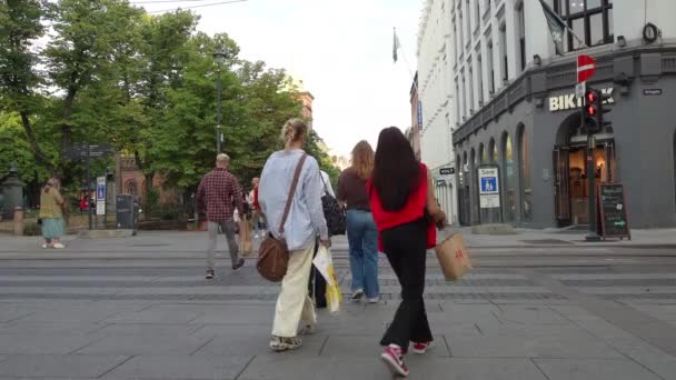 Oslo Norge September 2021 Människor Promenera Karl Johans Gate Stadens — Stockvideo