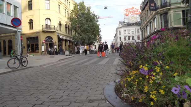 挪威奥斯陆 2021年9月 人们在市中心的卡尔 约翰大门口散步 — 图库视频影像