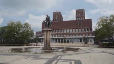 Oslo, Norveç. Eylül 2021 'de şehir merkezindeki belediye binasının ön cephesi görülüyor.