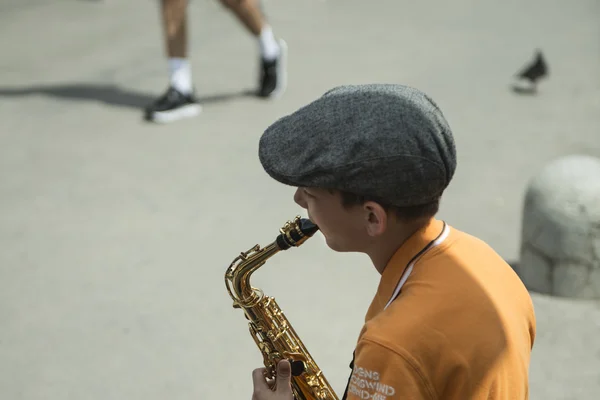 Jeune Musicien Jouant Saxophone Dans Rue — Photo