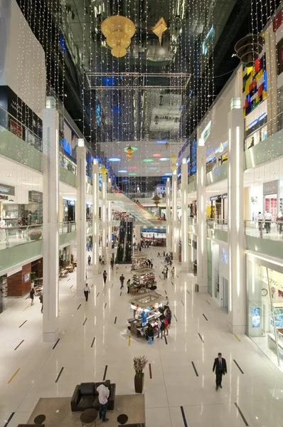 Uma vista em um centro comercial de Dubai — Fotografia de Stock