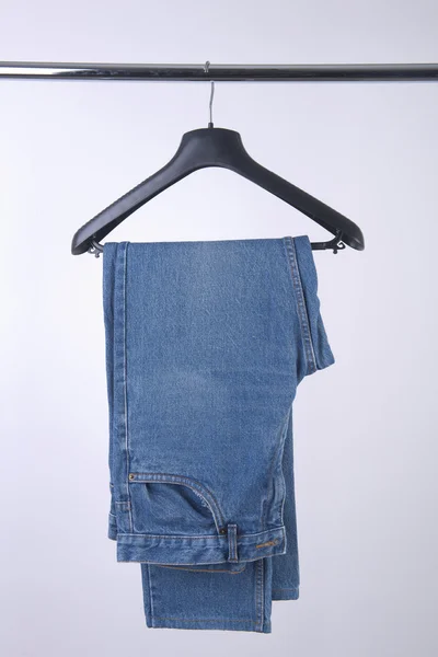 Jeans in de hanger — Stockfoto