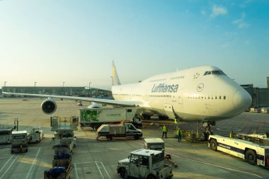 Frankfurt am Main, Almanya. 11 Ekim 2025. Uçak hazırlıkları sabah vakti havaalanında yapılacak.