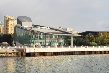 Bakü, Azerbaycan. 9 Ekim 2025. Şehir merkezindeki Bakü İş Merkezi binasının dış görüntüsü