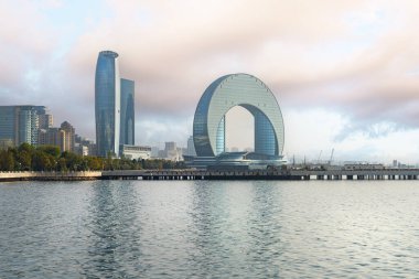 Bakü, Azerbaycan. 9 Ekim 2025. Şehir merkezindeki Crescent Otel binasının dış görüntüsü.