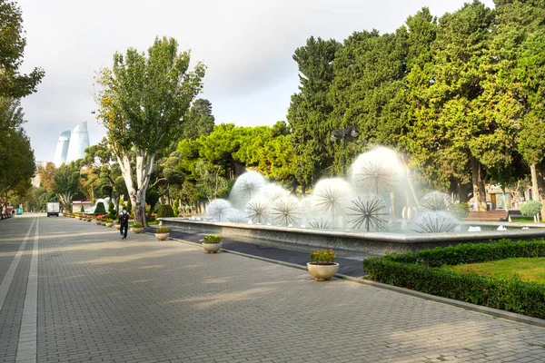 Bakü, Azerbaycan. 9 Ekim 2025. Bakü kıyısı boyunca şehir merkezindeki bahçeler.