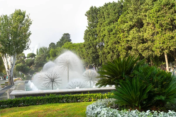 Bakü, Azerbaycan. 9 Ekim 2025. Şehir merkezindeki Bark Bulvarı 'nın bahçesinde bir çeşme.