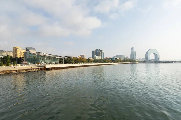 Bakü, Azerbaycan. 9 Ekim 2025. Şehir merkezindeki Crescent Otel binasının dış görüntüsü.