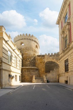 Bakü, Azerbaycan. 9 Ekim 2025. Şehir merkezindeki eski şehir duvarlarının panoramik görüntüsü.