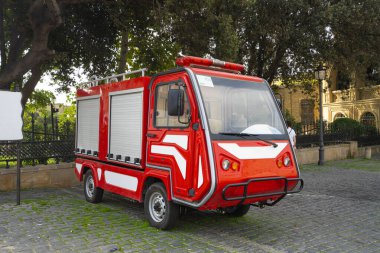 Bakü, Azerbaycan. 9 Ekim 2025. Şehrin tarihi merkezinde küçük bir itfaiye aracı.